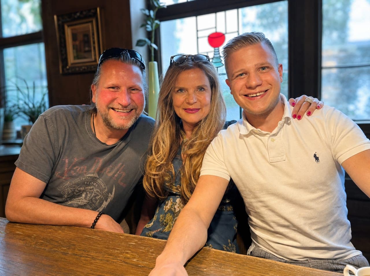 Harry, Diana und Marius — die Familie hinter myQubi, zusammen am Küchentisch